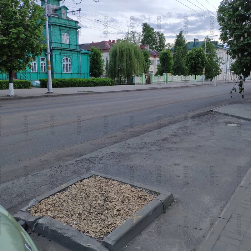 Клумбочка или могилка на месте парковки для автомобилей стоит и занимает место.