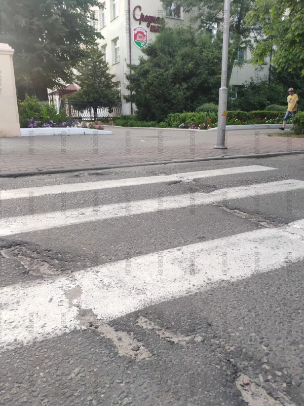 Состояние дорожного покрытия на улице Пушкина, прямо напротив двадцать седьмой школы. Кстати, директор 27 школы депутат. Как вы думаете замечательные эти ямы или нет?