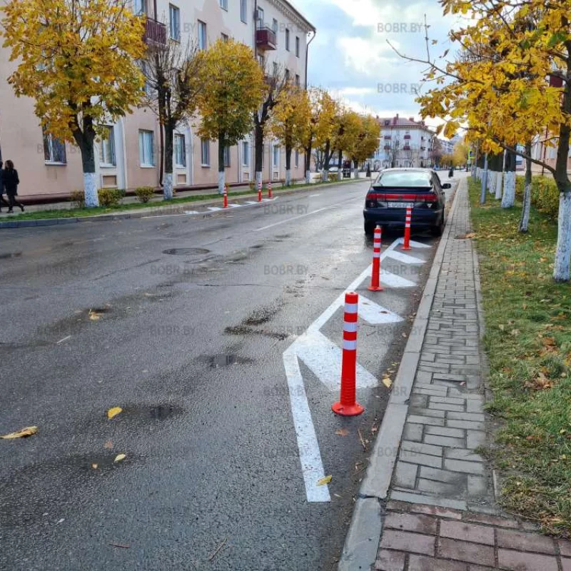 Неужели в Бобруйске начали бороться с неправильной парковкой автомобилей установкой защитных столбиков?