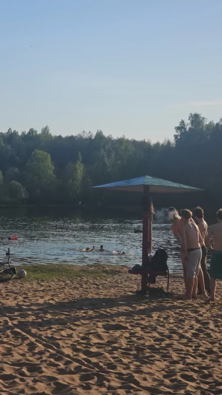 На Лесном озере уже вовсю купаются