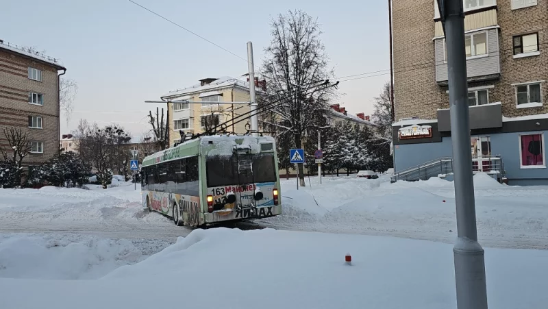 Троллейбус сел на пузо на пересечении социалистической и Островского