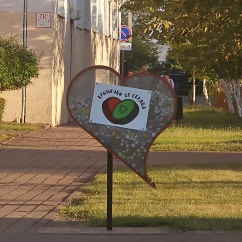 Возле Красного пищевика собирают крышечки