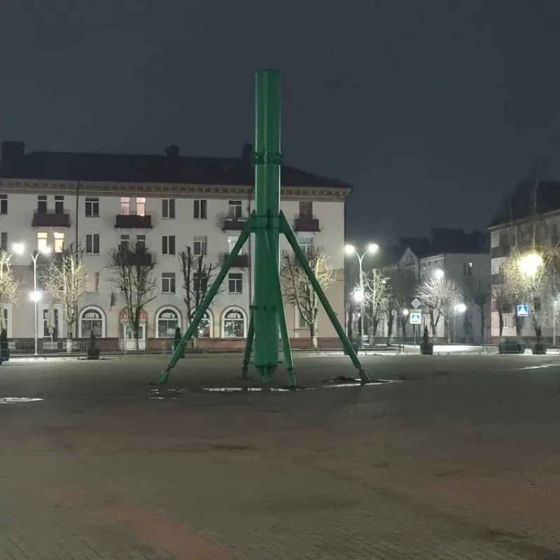 Хочется увидеть хоть и небольшой но красивую ёлочку, а не светодиодную конструкцию с металлическим стержнем внутри.