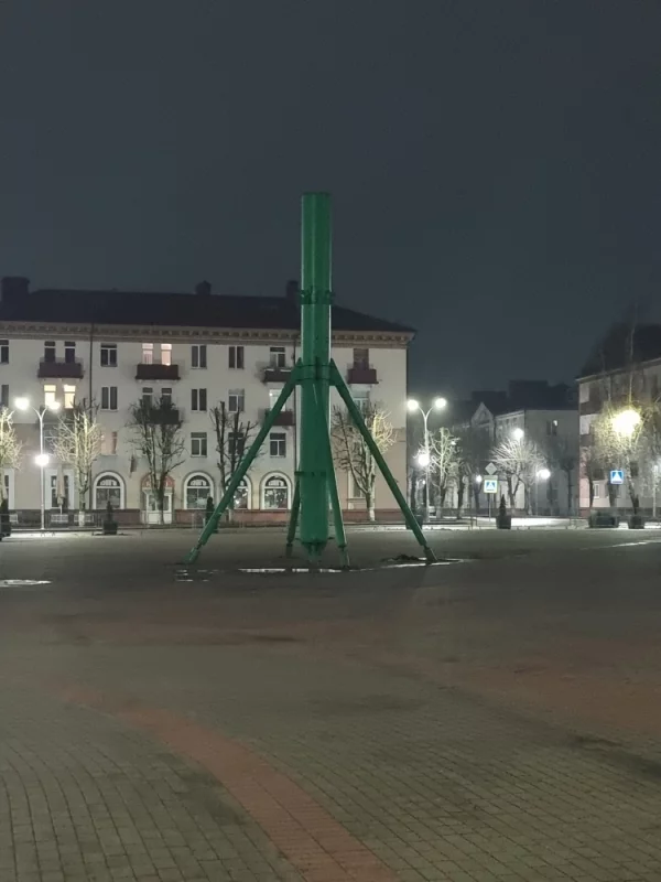 хочется увидеть хоть и небольшой но красивую ёлочку, а не светодиодную конструкцию с металлическим стержнем внутри.