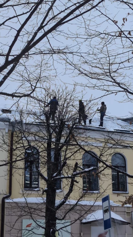 Чистят крышу Славянки