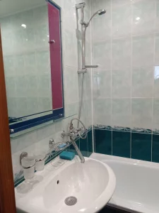 Двухкомнатную квартиру на длительный срок