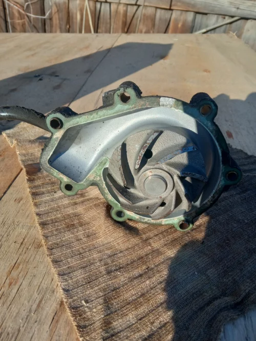 Помпа рабочая не течет к Mercedes Sprinter, 1997г. 2.3 дизель 601 двиг