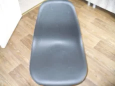 Стол с двумя стульями