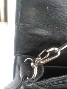 Объёмная чёрная папка с клапаном на замке