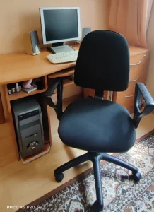 Компьютер, стол, стул