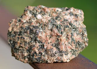 Почему гранит не боится времени: секрет прочности натурального камня