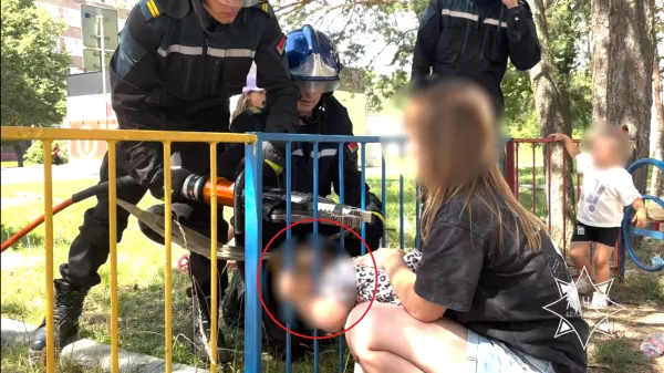 В Бобруйске ребёнок застрял в заборе: на помощь пришли спасатели