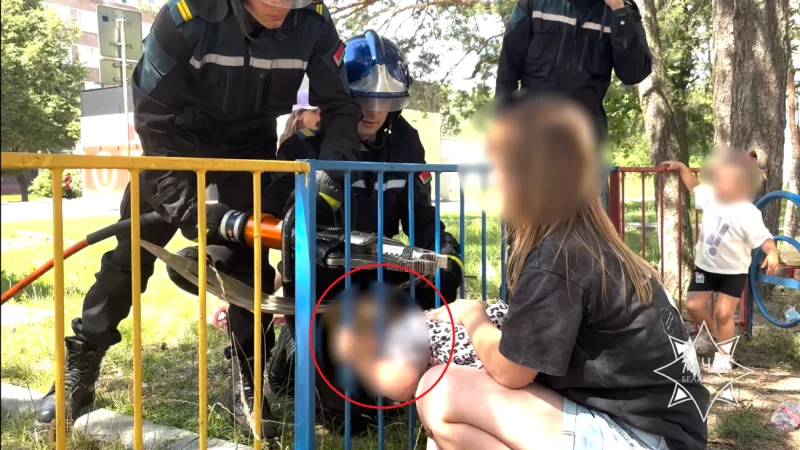 В Бобруйске ребёнок застрял в заборе: на помощь пришли спасатели