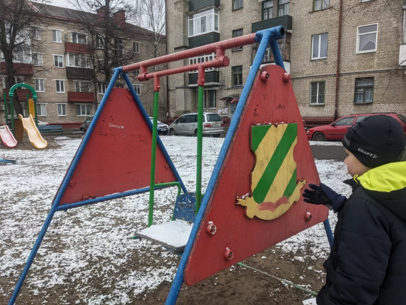 От «Московского дворика» в Бобруйске остались воспоминания, входная арка и маленькие качели