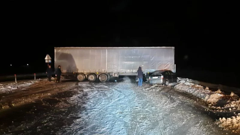 В Бобруйске иномарка протаранила несколько автомобилей, а за городом фура перекрыла трассу