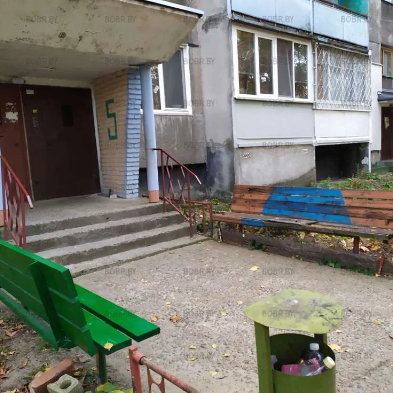На одну лавочку краски хватило, а на другую....