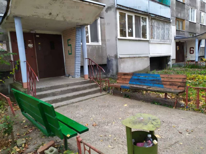 На одну лавочку краски хватило, а на другую....