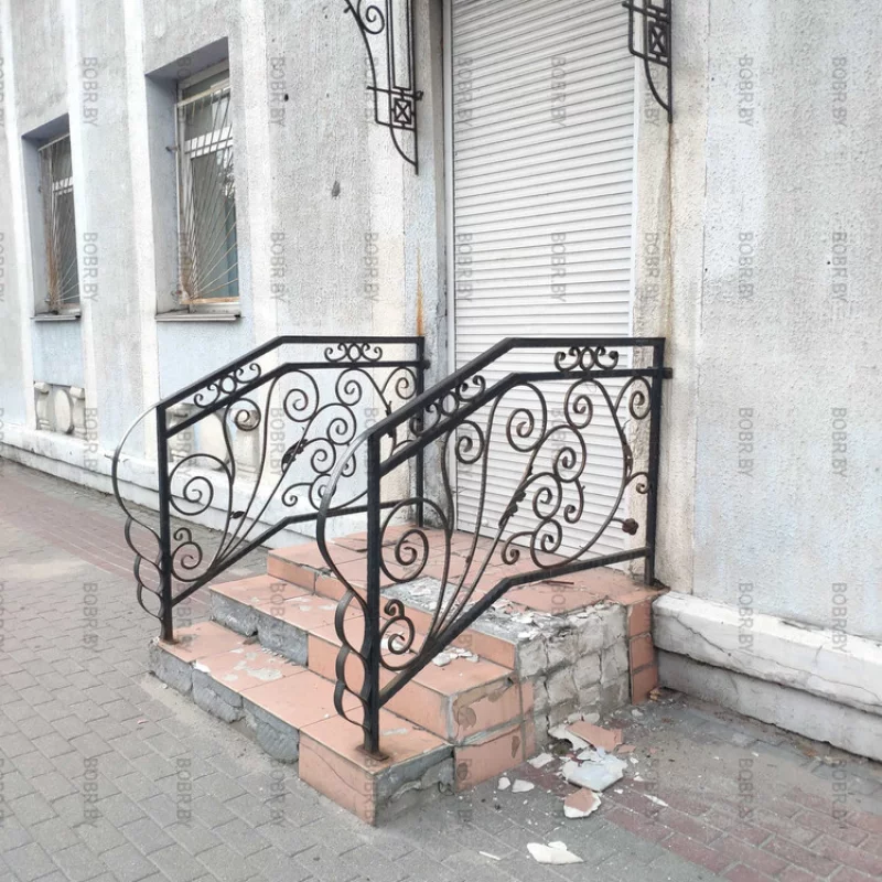 Крыльцо заболело,  Но уже второй месяц его никто не ремонтирует. 