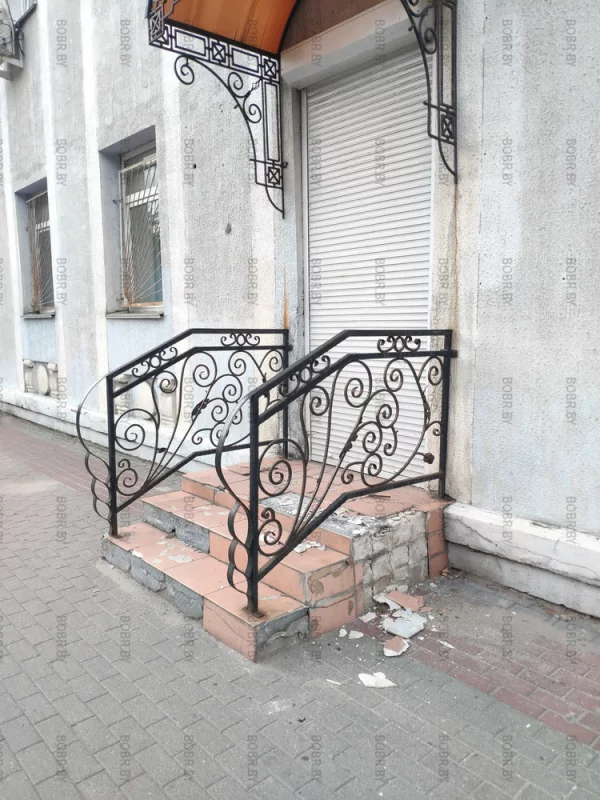 Крыльцо заболело,  Но уже второй месяц его никто не ремонтирует. 