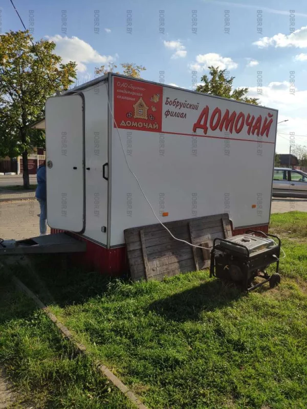 Белорусская атомная электростанция дала сбой. Теперь вагончик домочай получает Ильич электричество от электрогенератора.