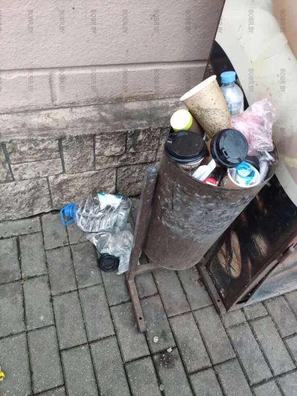 Чистота и порядок возле кофейного аппарата в городе Бобруйске на центральной площади.