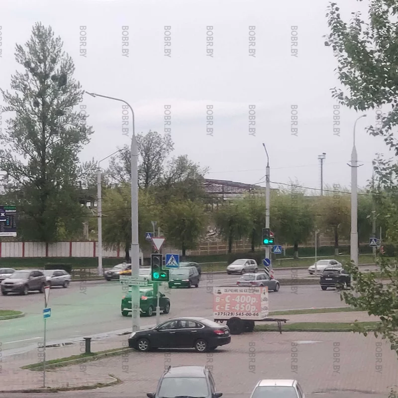 Рекламная конструкция, прицеп реклама, который занимает одно парковочное место и уродует город. 