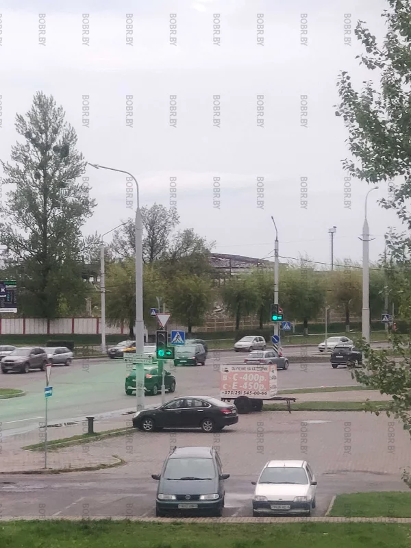 Рекламная конструкция, прицеп реклама, который занимает одно парковочное место и уродует город. 