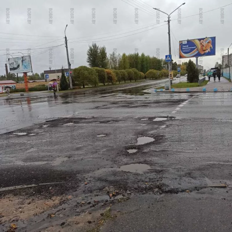 Сначала уложили асфальт, потом резко возникли ремонтные работы. Где логика????? 