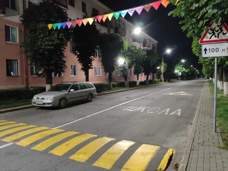 Бобруйский гений парковки. Парковка запрещена возле сплошной линии разметки или на расстоянии ближе 15 м от пешеходного перехода. Чем занимается ГАИ?