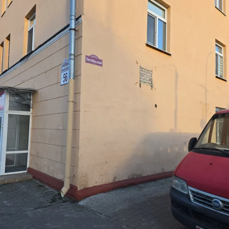 Интересно, а кто-то будет отвечать за фасад испорченный кондиционером? или это прямо останется надолго или может это демонстрация старинного кирпича?