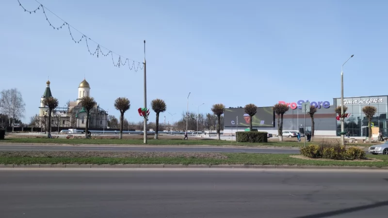 А красиво без забора. Ещё немножко допилят площадку и красота
Но интересует странная труба перед храмом. Так и будет, что ли?