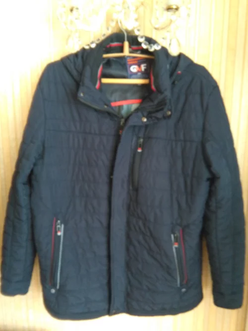 Куртка демисезонная со съемным капюшоном .