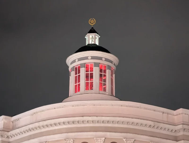 Башенка, гори! Как подсветили башенку гостиницы «Бобруйск». Фотофакт