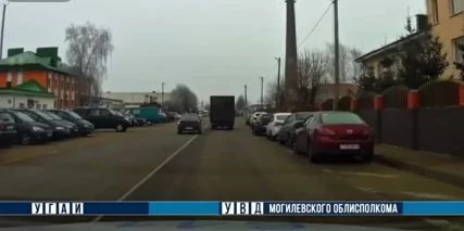 В Бобруйске водитель совершил опасный обгон и стал пешеходом