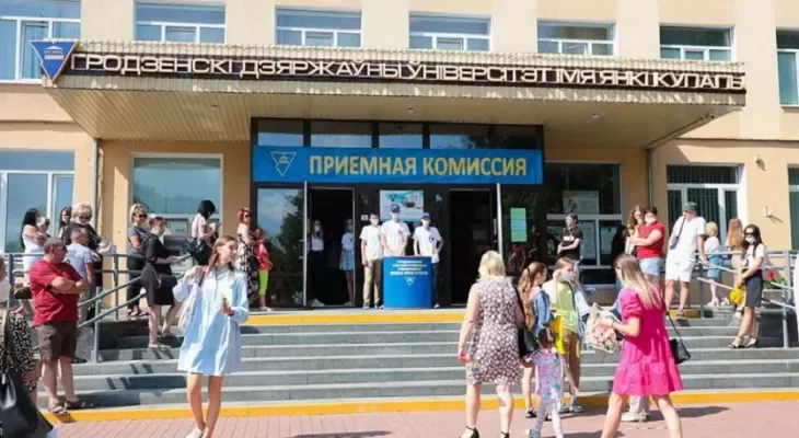 Белорусам запретили подавать документы в два вуза одновременно. Глава Минобразования раньше разрешил