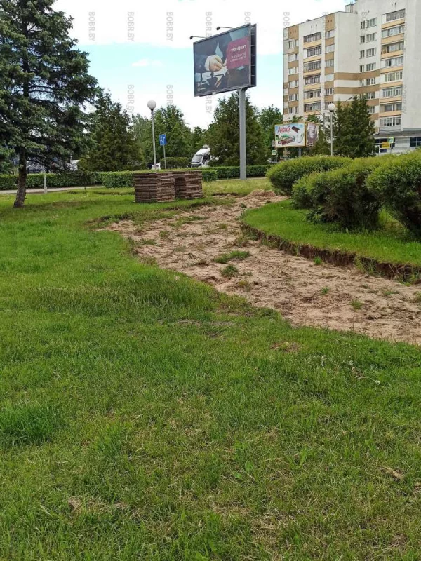 Для чего разобрали дорожки в сквере около детской библиотеки?