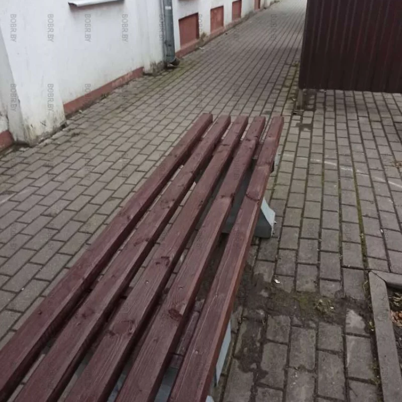 Два дня назад здесь стояли старые ломаные лавочки. Заменили, здорово. Могут, когда хотят