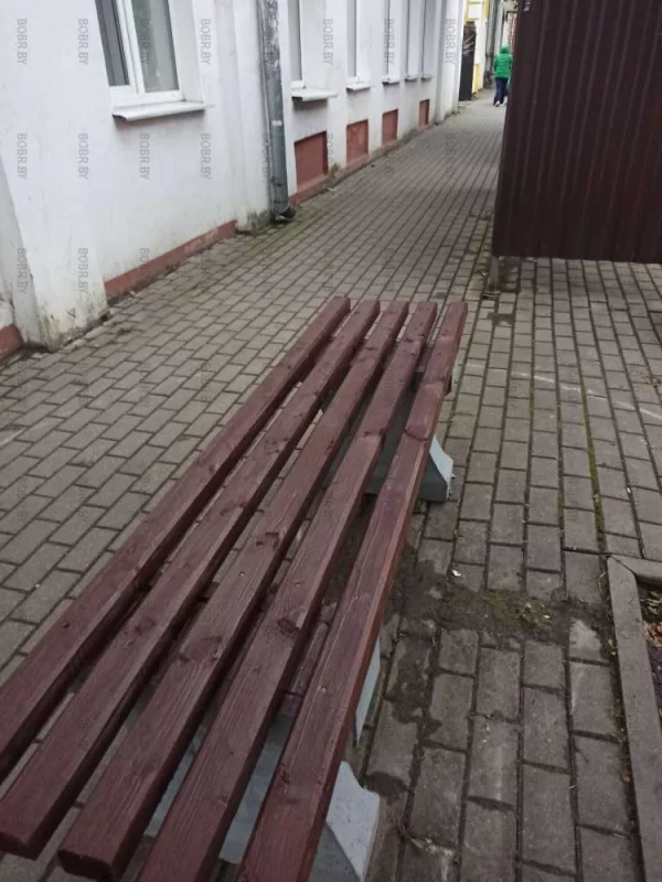 Два дня назад здесь стояли старые ломаные лавочки. Заменили, здорово. Могут, когда хотят
