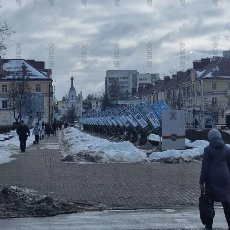 Даже возле аллеи Трудовой славы снег не расчистили!