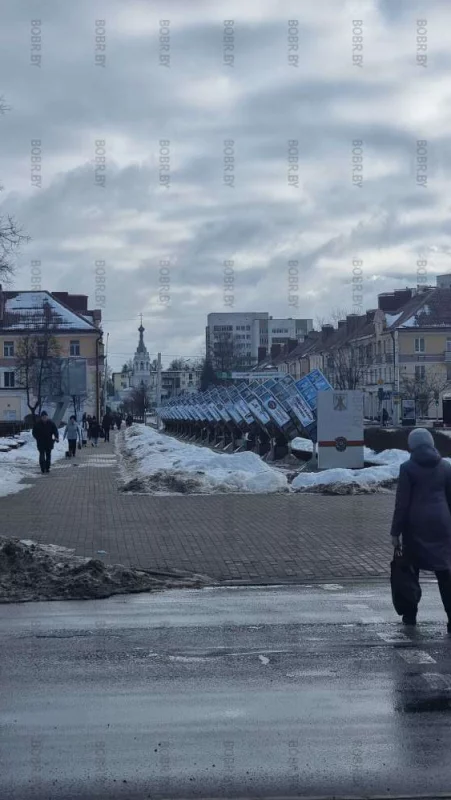 Даже возле аллеи Трудовой славы снег не расчистили!