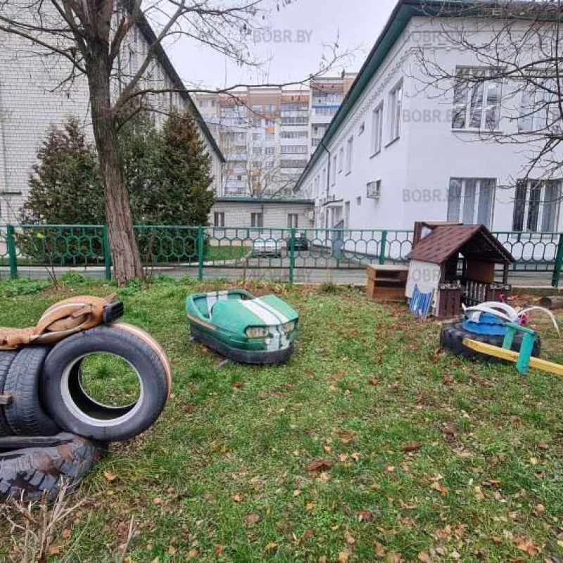 Довольно необычная детская площадка