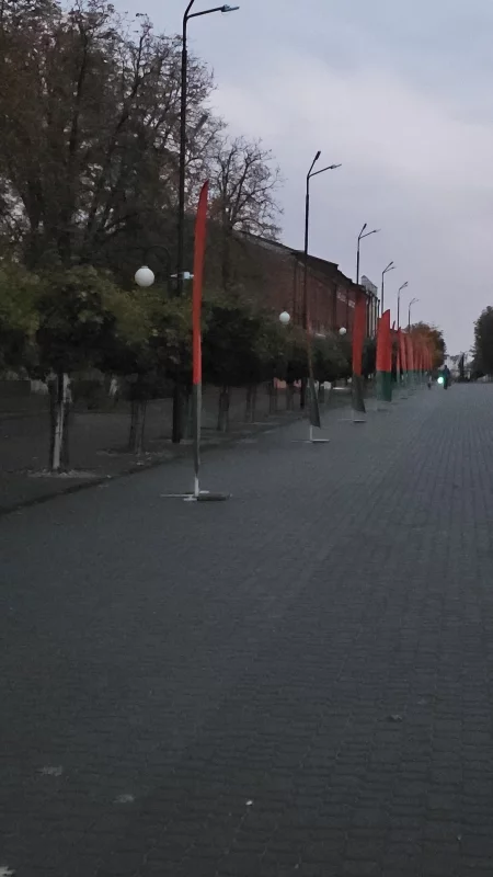 Площадь Победы украсили флагами