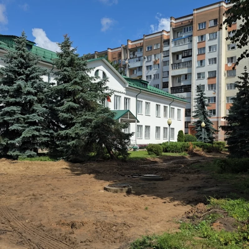 Налоговая в Бобруйске, на территории ремонт, меняют трубы.