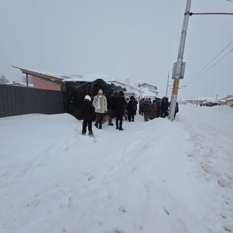 Общественный транспорт работает не очень, остановки переполнены