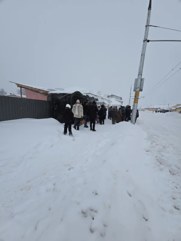 Общественный транспорт работает не очень, остановки переполнены