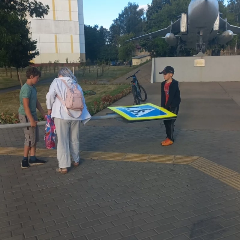 Знак был установлен ненадобностью, упал от ветра. \
