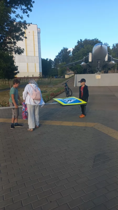 Знак был установлен ненадобностью, упал от ветра.
"спасибо зодчим за нашу безопасность"