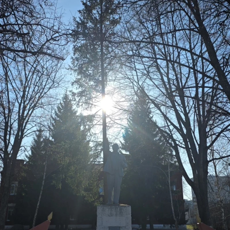 Памятник вождю мирового пролетариата в ленгородке