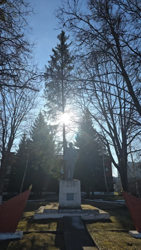 Памятник вождю мирового пролетариата в ленгородке