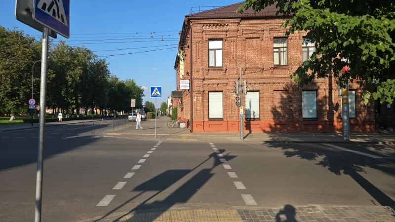 На площади Победы организовали светофор, когда по всем направлениям пешеходам либо красный либо зелёный. Поставили таблички, чтобы можно было не спешиваться с велосипеда